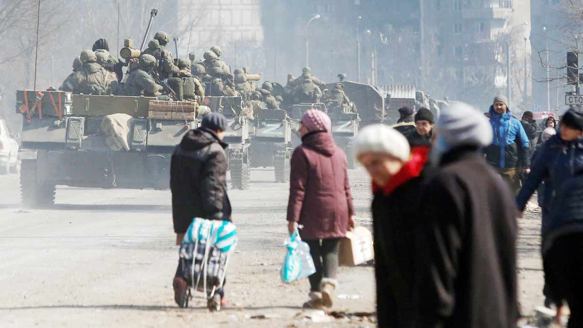 Pasukan pro-Rusia mengendarai kendaraan lapis baja memasuki kota pelabuhan Mariupol selatan, Ukraina 24 Maret 2022. REUTERS/Alexander Ermochenko, 