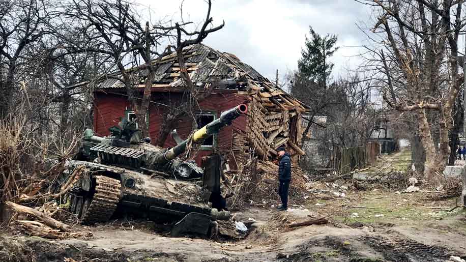 Rongsokan tank milik tentara Ukraina yang rusak akibat pertempuran dengan tentara Rusia di Chernihiv, Ukraina 12 April 2022. Tempo/Raymundus Rikang