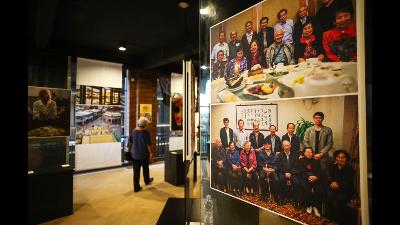 Pengunjung melihat pameran foto dari buku Memoar Orang-orang Singkawang di Jakarta, 11 Maret 2022. ANTARA/Rivan Awal Lingga