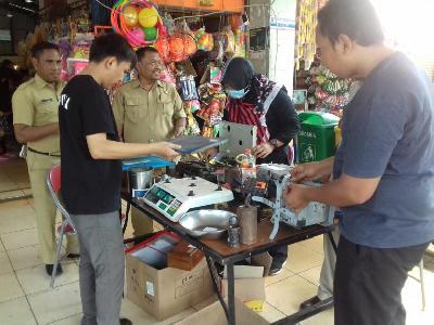 Tera ulang alat-alat Ukur, Takar, Timbang dan Perlengkapannya (UTTP) pedagang di Pasar Sukatani, Depo, Jawa Barat, 2020. depok.go.id/Diskominfo