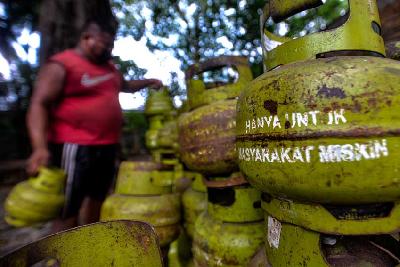 Gas LPG 3 KG kosong pada sebuah agen kawasan Pasar Rebo, Jakarta, 12 April 2022. Tempo/Tony Hartawan