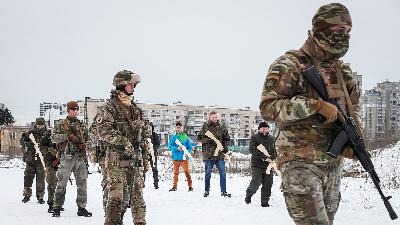 Veterans of the Ukrainian National Guard Azov battalion conduct military exercises for civilians amid threat of Russian invasion, in Kyiv, Ukraine February 6, 2022. REUTERS/Gleb Garanich/File Photo