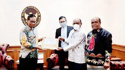 Defense Minister Mahfud MD receives the heads of the Papuan People’s Assembly and Amnesty International Indonesia at the Ministry office on April 15, 2022. Photo MRP Public Relations. 