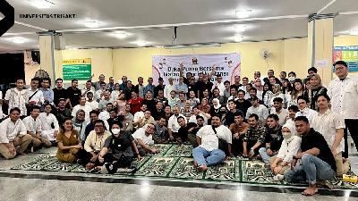 Buka puasa bersama yang digelar Ikatan Alumni Akuntansi Universitas Trisakti bersama puluhan anak panti asuhan serta masyarakat sekitar di Kampus Trisakti, Grogol, Jakarta Barat, Sabtu, 16 April 2022.