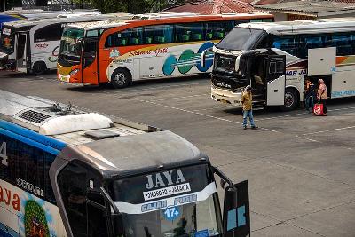 Penumpang menuju bus di Terminal Bus Kampung Rambutan, Jakarta, 18 April 2022. TEMPO/Tony Hartawan