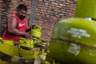 Pekerja menata gas Elpiji 3 Kg kosong di sebuah agen di Pasar Rebo, Jakarta, 12 April 2022. TEMPO/Tony Hartawan