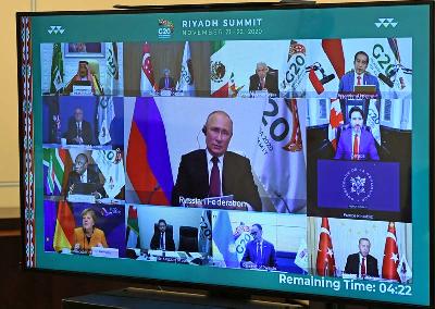 Presiden Joko widodo (kanan atas) dan Presiden Rusia Vladimir Putin melakukan pertemuan secara daring dengan sejumlah kepala negara pada  G20 Leaders' Summit 2020, 21 November 2020. Sputnik/Aleksey Nikolskyi/Kremlin via REUTERS