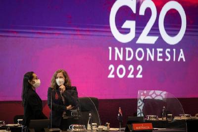 Peserta delegasi negara G20 berbincang-bincang sebelum memulai rapat pertemuan "Trade, Industry, and Investment Working Group (TIIWG) G20 di Hotel Alila Solo, Jawa Tengah, 30 Maret 2022.  ANTARA/Mohammad Ayudha