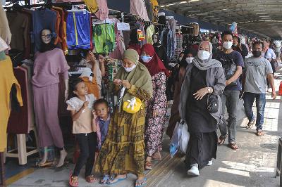 Warga beraktivitas dengan menggunakan masker di Pasar Tanah Abang, Jakarta, 18 April 2022. TEMPO/Muhammad Hidayat