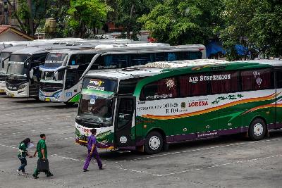 Penumpang berjalan menuju bus di Terminal Kampung Rambutan, Jakarta, 18 April 2022. TEMPO/Tony Hartawan