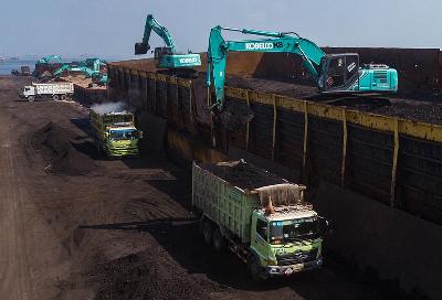 Aktivitas bongkar muat batu bara di dermaga KCN Marunda, Jakarta. TEMPO/Tony Hartawan