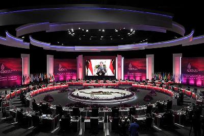 Presiden Joko Widodo berpidato dalam forum G20 Finance Ministers and Central Bank Governors di Jakarta Convention Center, Jakarta,  17 Februari 2022. Hafidz Mubarak A /Pool via REUTERS