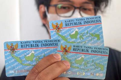 Warga menunjukan KTP di Cibinong, Kabupaten Bogor, Jawa Barat, 15 April 2022. ANTARA/Yulius Satria Wijaya