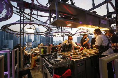 Koki menyiapkan hidangan untuk pelanggan di lounge in the sky, Jakarta. TEMPO / Hilman Fathurrahman W