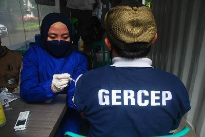 Warga disuntik vaksin booster AstraZeneca di pusat vaksinasi Covid-19 Polsek Lengkong di Bandung, Jawa Barat, 8 April 2022. TEMPO/Prima Mulia