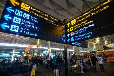 Suasana keberangkatan penumpang pesawat terbang di Terminal 3 Bandara Soekarno–Hatta, Tangerang, Banten, 20 April 2022. Tempo/Tony Hartawan