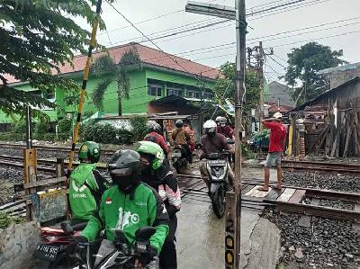 Lintasan ilegal yang berada di antara Stasiun Tebet dan Stasiun Cawang, Jakarta, 21 April 2022. TEMPO/Fransisco Rosarian