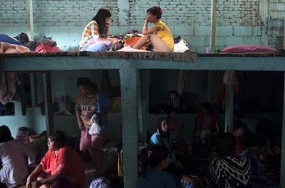 Calon Pekerja Rumah Tangga beraktivitas di kantor penyalur jasa pembantu rumah tangga di Cipete, Jakarta.  Dok. TEMPO/Wisnu Agung Prasetyo