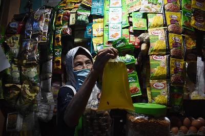 Pedagang menunjukan minyak goreng curah ukuran 1 kg di Pasar Sehat Cihapit, Bandung, Jawa Barat, 23 Maret 2022. TEMPO/Prima Mulia