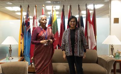 Menteri Keuangan Sri Mulyani Indrawati bertemu Menteri Keuangan India Nirmala Sitharaman di Washington D.C., Amerika Serikat, 18 April 2022. Dok. Kemenkeu
