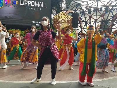 Para penari anak dan remaja dari Yayasan Belantara Budaya Indonesia setelah mementaskan drama musikal Leila dan Mimpinya di Lippo Kemang Jakarta, 17 April 2022. Tempo/Friski Riana