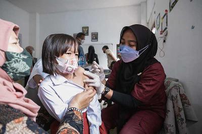 Tenaga kesehatan menyuntikkan Vaksin Covid-19 kepada siswa di SD Fabrian School, Limo, Depok, Jawa Barat, 10 Januari 2022.  TEMPO/M Taufan Rengganis