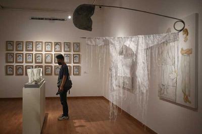 Pengunjung melihat Pameran Indonesian Women Artists #3: Infusions Into Contemporary Art di Galeri Nasional, Jakarta, 29 Maret 2022. Tempo/Hilman Fathurrahman W