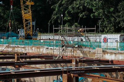 Pembangunan MRT Jakarta Fase IIA di Monas, Jakarta, 31 Mei 2021. TEMPO/M Taufan Rengganis