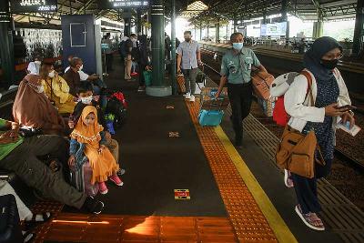 Calon penumpang kereta api menunggu keberangkatan di Stasiun Gambir, Jakarta, 22 April 2022. Tempo/Hilman Fathurrahman W
