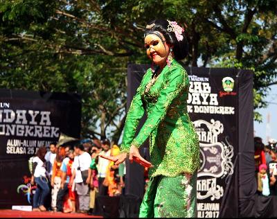 Seniman Didik Hadiprayitno atau lebih dikenal dengan nama Didik Nini Thowok saat menampilkan seni gerak hasil kreasinya di Madiun, Jawa Timur. Dok Tempo/Nofika Dian Nugroho