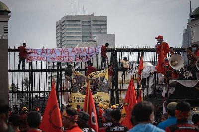 Aksi buruh dan mahasiswa di depan Gedung DPR RI, Jakarta, 21 April 2022. TEMPO/M Taufan Rengganis