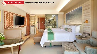 Foto salah satu kamar di SereS Springs Resort & Spa Singakerta.