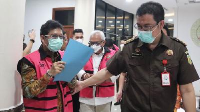 Direktur Jenderal Perdagangan Luar Negeri Kementerian Perdagangan (Kemendag) Indasari Wisnu Wardhana (kiri)  usai ditetapkan menjadi tersangka dugaan kasus ekspor minyak goreng di Gedung Kejagung, Jakarta, 19 April 2022/ANTARA /HO/Puspen Kejagung