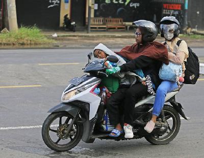 Pemudik melintas di jalur Pantura Lohbener, Indramayu, Indramayu, Jawa Barat, 22 April 2022. ANTARA/Dedhez Anggara
