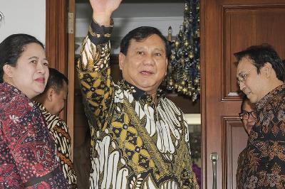 Ketua Umum Partai Gerindra Prabowo Subianto (tengah) mengunjungi kediaman Ketua Umum PDI Perjuangan Megawati Soekarnoputri di Jalan Teuku Umar, Jakarta, 24 Juli 2019. TEMPO/Muhammad Hidayat