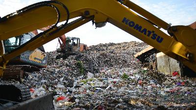 Heavy equipment at the Rawa Kucing Waste Final Disposal Site in Tangerang, Banten, April 23.