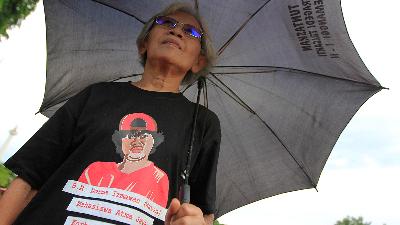 Maria Catarina Sumarsih, the mother of Benardinus Realino Norma Irawan, a student of Atma Jaya University who was killed during the Semanggi I incident in November 1998, stages a Thursday Action in front of the Presidential Palace, Central Jakarta.
TEMPO/Subekti

