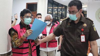 Trade Ministry’s Foreign Trade Director-General Indasari Wisnu Wardhana (left) wears prison outfit after being named as suspect in the case of alleged cooking oil export at the Attorney General’s Office building, Jakarta, April 19.
ANTARA FOTO/HO/AGO Information Center
