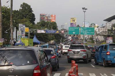 Kendaraan memadati jalan menuju Puncak Bogor, Jawa Barat, 15 April 2022. Tempo/Muhammad Syauqi Amrullah