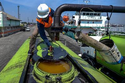 Pekerja melakukan pengisian minyak goreng dari Crude Palm Oil (CPO) di Pelabuhan Tanjung Priok, Jakarta. TEMPO/Tony Hartawan