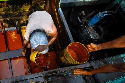 Bongkar muat minyak sawit mentah atau crude palm oil (CPO) di Pelabuhan Cilincing, Jakarta. TEMPO/Tony Hartawan