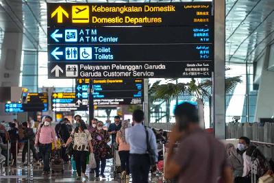 Suasana keberangkatan penumpang pesawat terbang di Terminal 3 Bandara Soekarno–Hatta, Tangerang, Banten, 20 April 2022. Tempo/Tony Hartawan