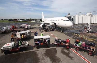 Petugas darat mempersiapkan kelaikan pesawat sebelum melakukan penerbangan di Terminal 1 A Bandara Soekarno Hatta, Tangerang, Banten, 24 April 2022. ANTARA/Muhammad Iqbal
