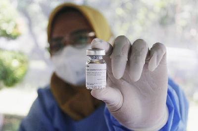 Petugas kesehatan menunjukan vaksin Sinovac di Taman Pemuda Pratama, Beji Depok, 7 April 2022. TEMPO/Magang/Muhammad Syauqi Amrullah