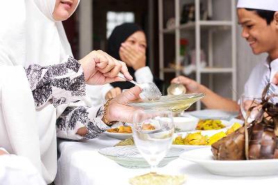 Ilustrasi makan bersama saat lebaran. Shutterstock
