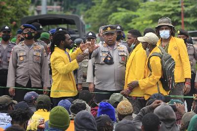 Mahasiwa melakukan aksi menolak pemekaran Daerah Otonomi Baru (DOB) di Jayapura, Papua, 8 Maret 2022. ANTARA/Gusti Tanati