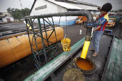 Pengisian minyak sawit mentah atau crude palm oil (CPO) ke dalam truk pengangkut di kawasan Tanjung Priok, Jakarta. Dokumentasi Tempo/Aditia Noviansyah