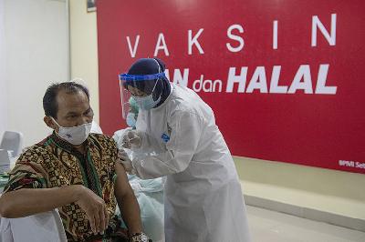 Petugas menyuntikkan vaksin Covid-19 Sinovac dalam kegiatan vaksinasi massal di SMA Negeri 70 Jakarta, Jakarta, 24 Februari 2021. ANTARA/Aditya Pradana Putra