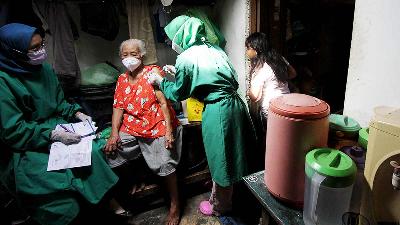 Tenaga kesehatan melaksanakan Vaksin Sinovac dosis pertama di wilayah Gandekan, Solo, Jawa Tengah, Oktober 2021. TEMPO/Bram Selo
