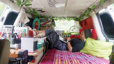 Annissa Susanto di dalam mobilnya di kawasan perkemahan dan kemping Kecamatan Pakem, Sleman, Yogyakarta, 23 April 2022/TEMPO/Shinta Maharani                             